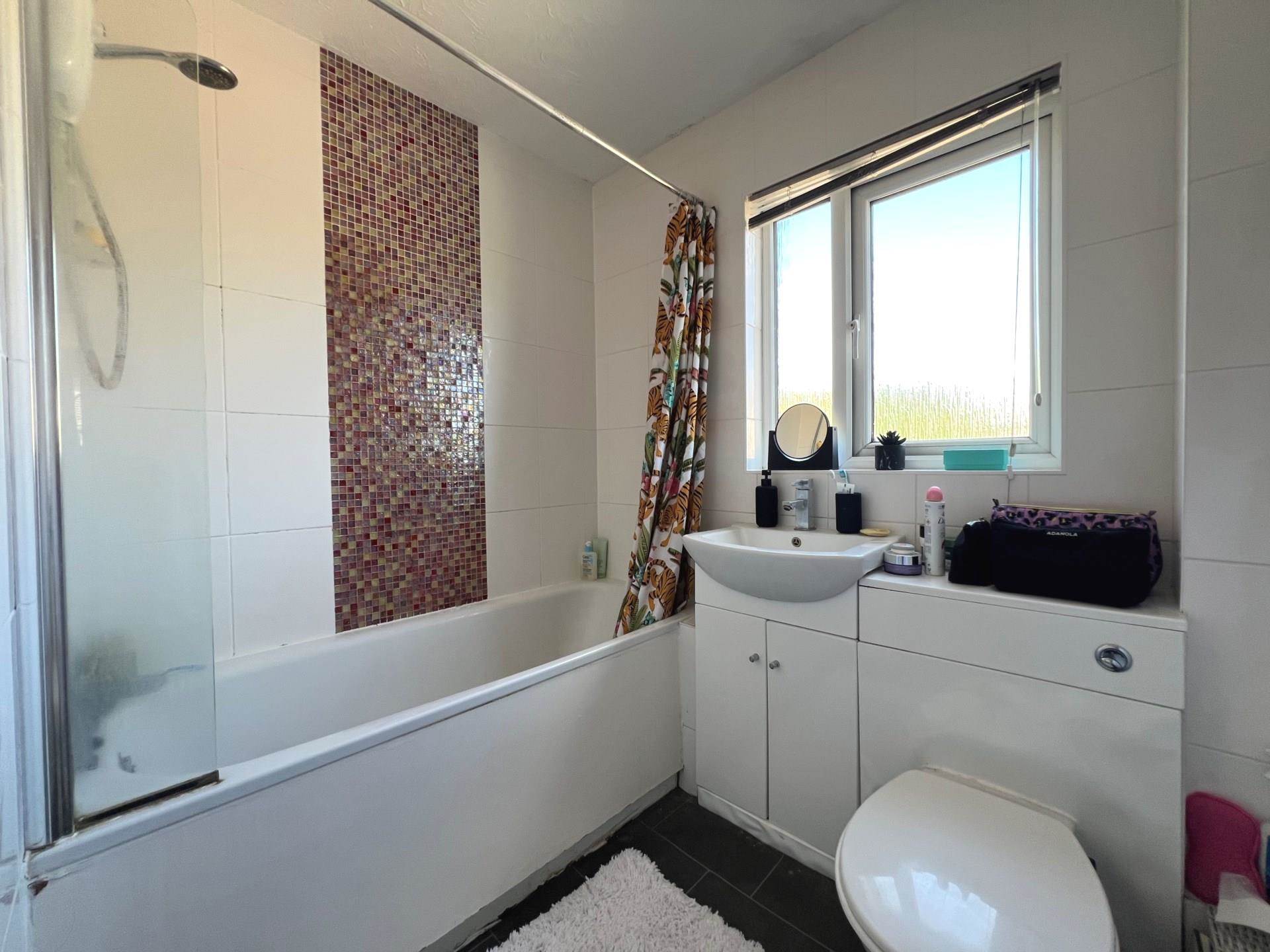 Additional Property Image 2 bedroom Flat for sale in Erith 9