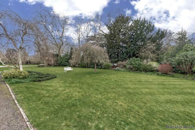 Additional Property Image 2 bedroom Flat for sale in Thames Ditton 3