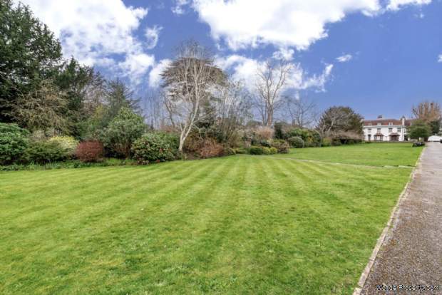 Additional Property Image 2 bedroom Flat for sale in Thames Ditton 4