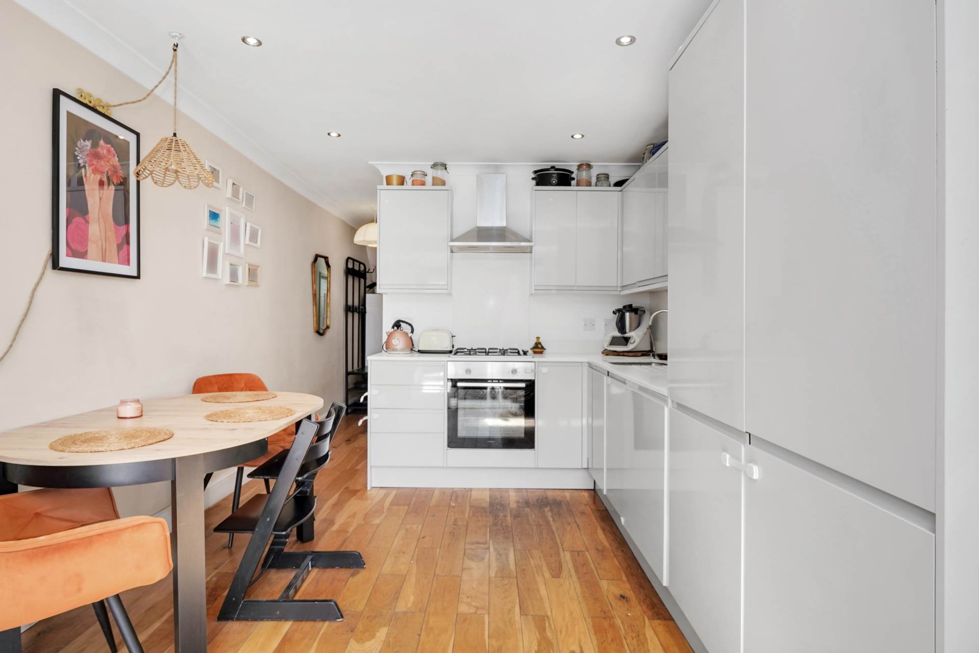 Additional Property Image 2 bedroom Flat for sale in London 13