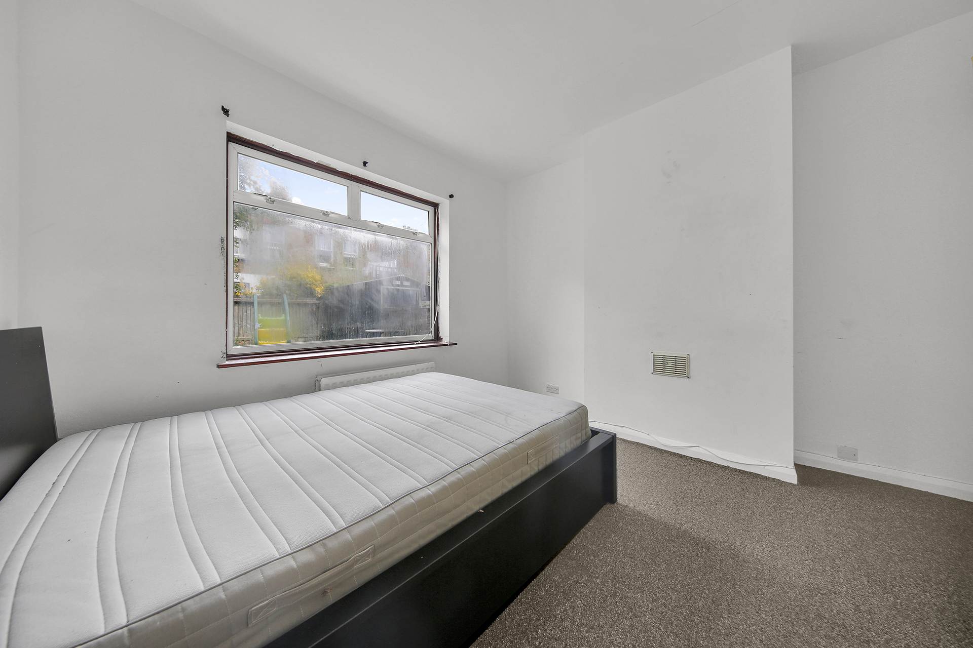 Additional Property Image 2 bedroom Maisonette for sale in London 10