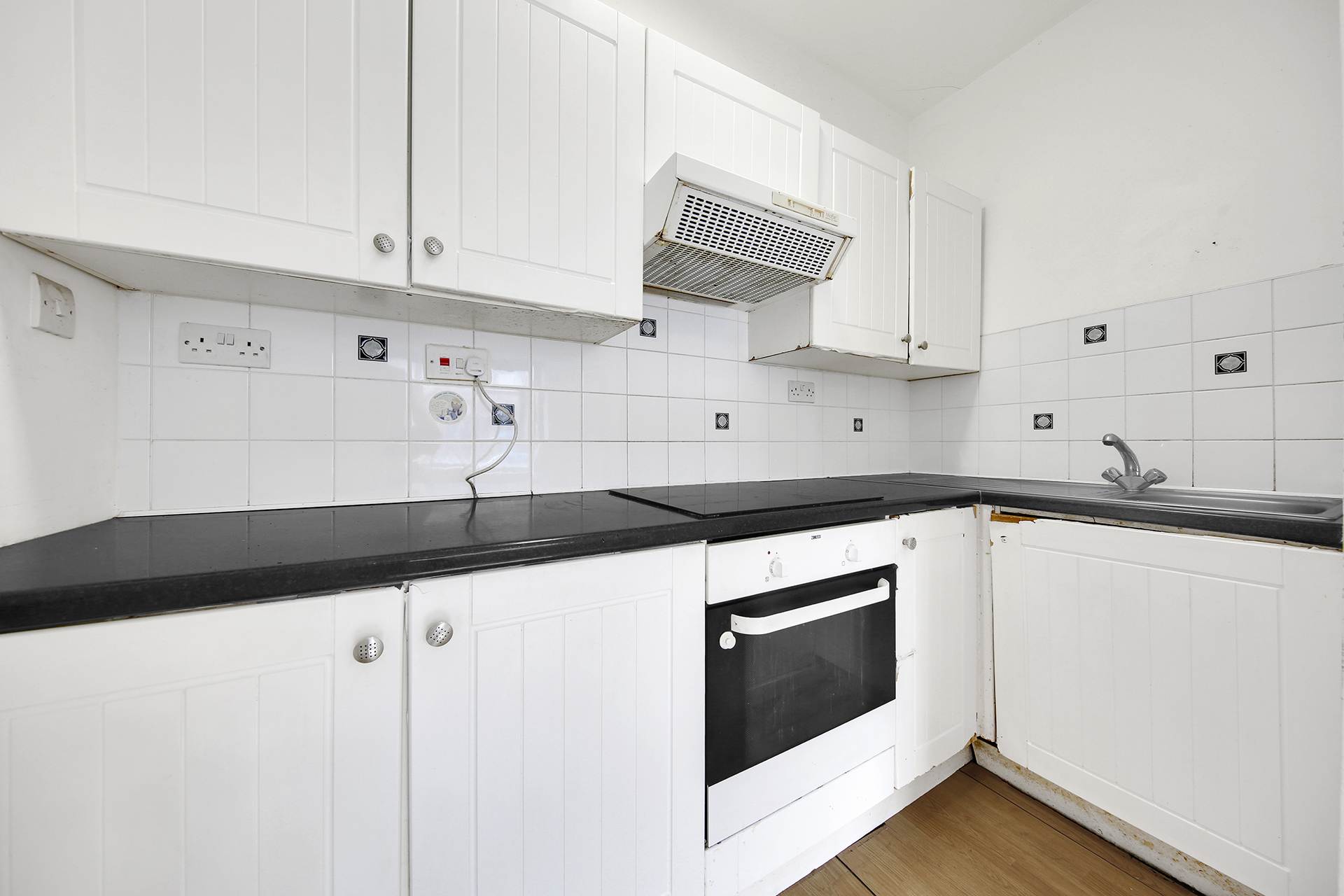 Additional Property Image 2 bedroom Maisonette for sale in London 16