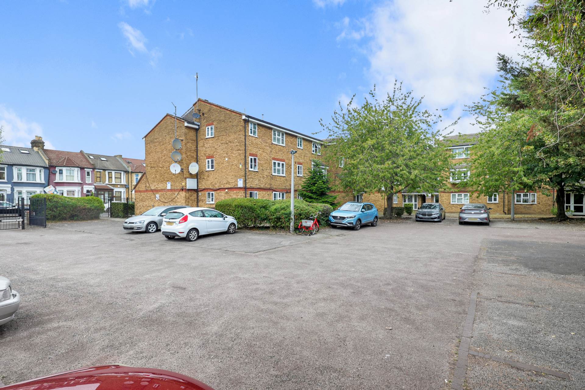 Additional Property Image 2 bedroom Flat for sale in London 17