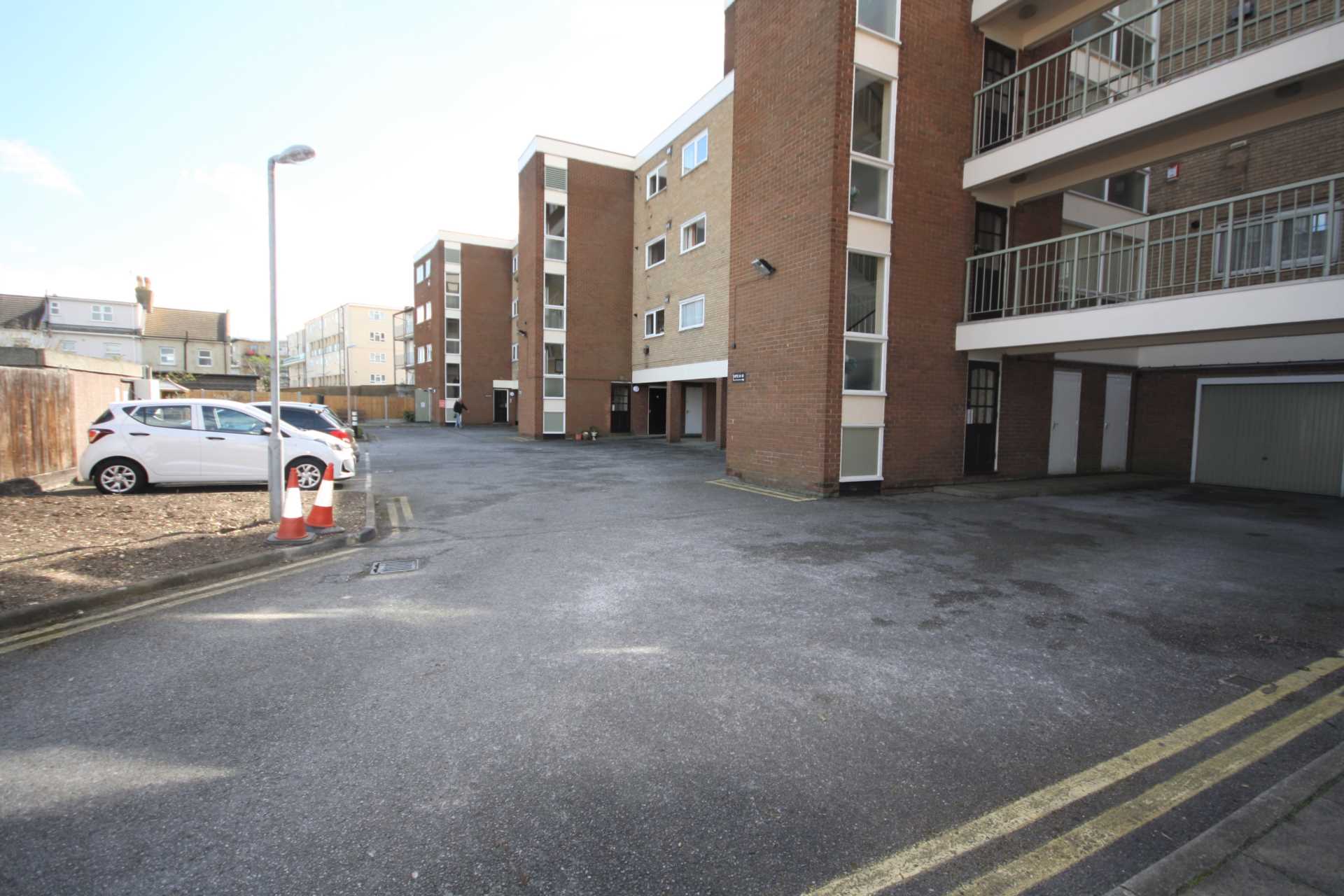 Additional Property Image 2 bedroom Apartment to rent in Southend On Sea 5