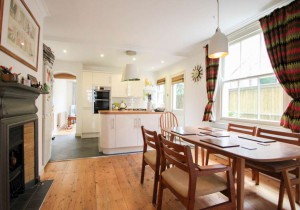 2 bedroom Maisonette to rent in London