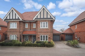 4 bedroom Semi Detached for sale in Aylesbury