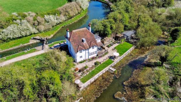 Additional Property Image 4 bedroom Detached for sale in Tring 2