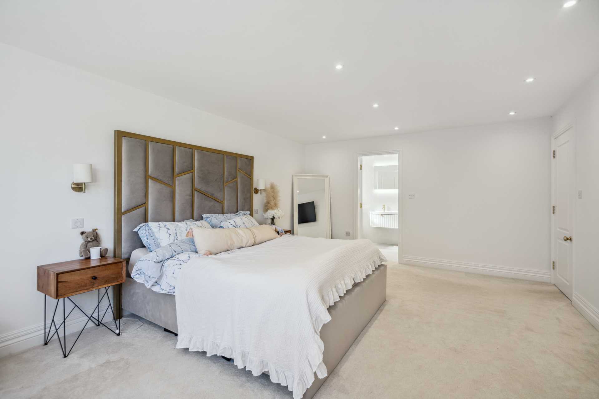 Additional Property Image 6 bedroom Detached to rent in Aylesbury 14