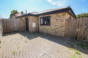 2 bedroom Detached to rent in Northolt