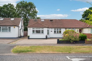 3 bedroom Semi Detached Bungalow for sale in Watford