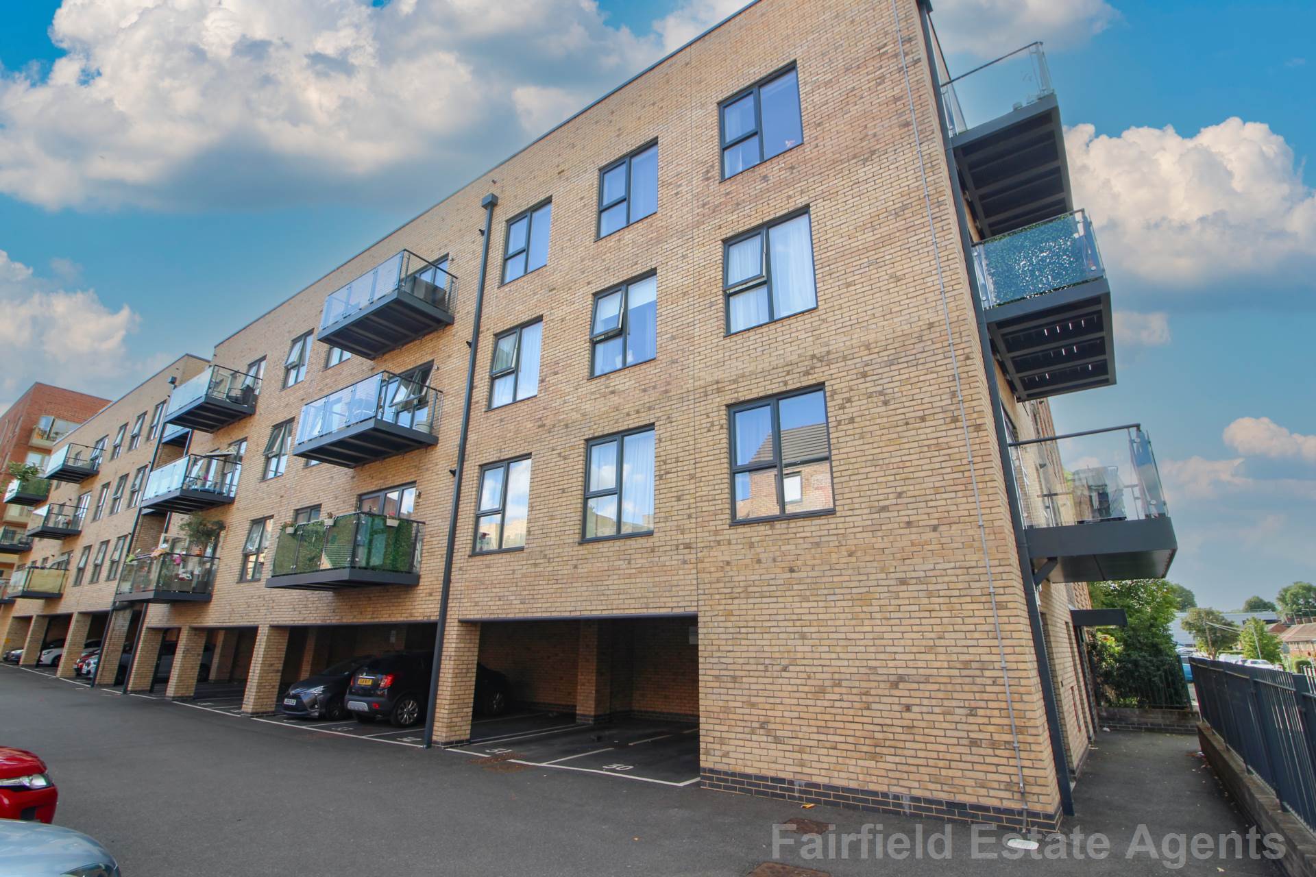 2 bedroom Flat for sale in Watford