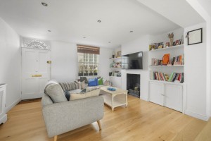 2 bedroom Mews to rent in London