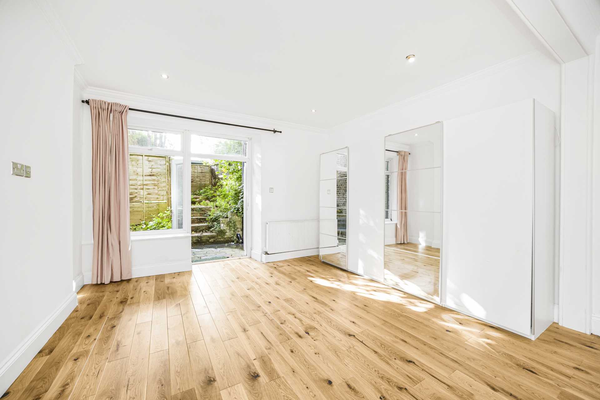 2 bedroom Apartment to rent in London