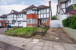 4 bedroom Link Detached House for sale in Edgware