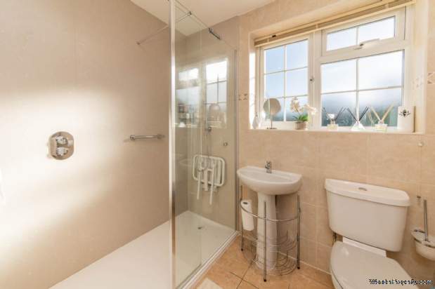 Additional Property Image 3 bedroom Detached Bungalow for sale in Borehamwood 19