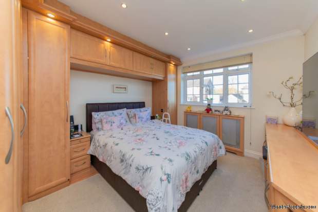 Additional Property Image 3 bedroom Detached Bungalow for sale in Borehamwood 11