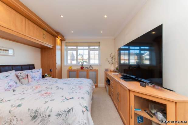 Additional Property Image 3 bedroom Detached Bungalow for sale in Borehamwood 12
