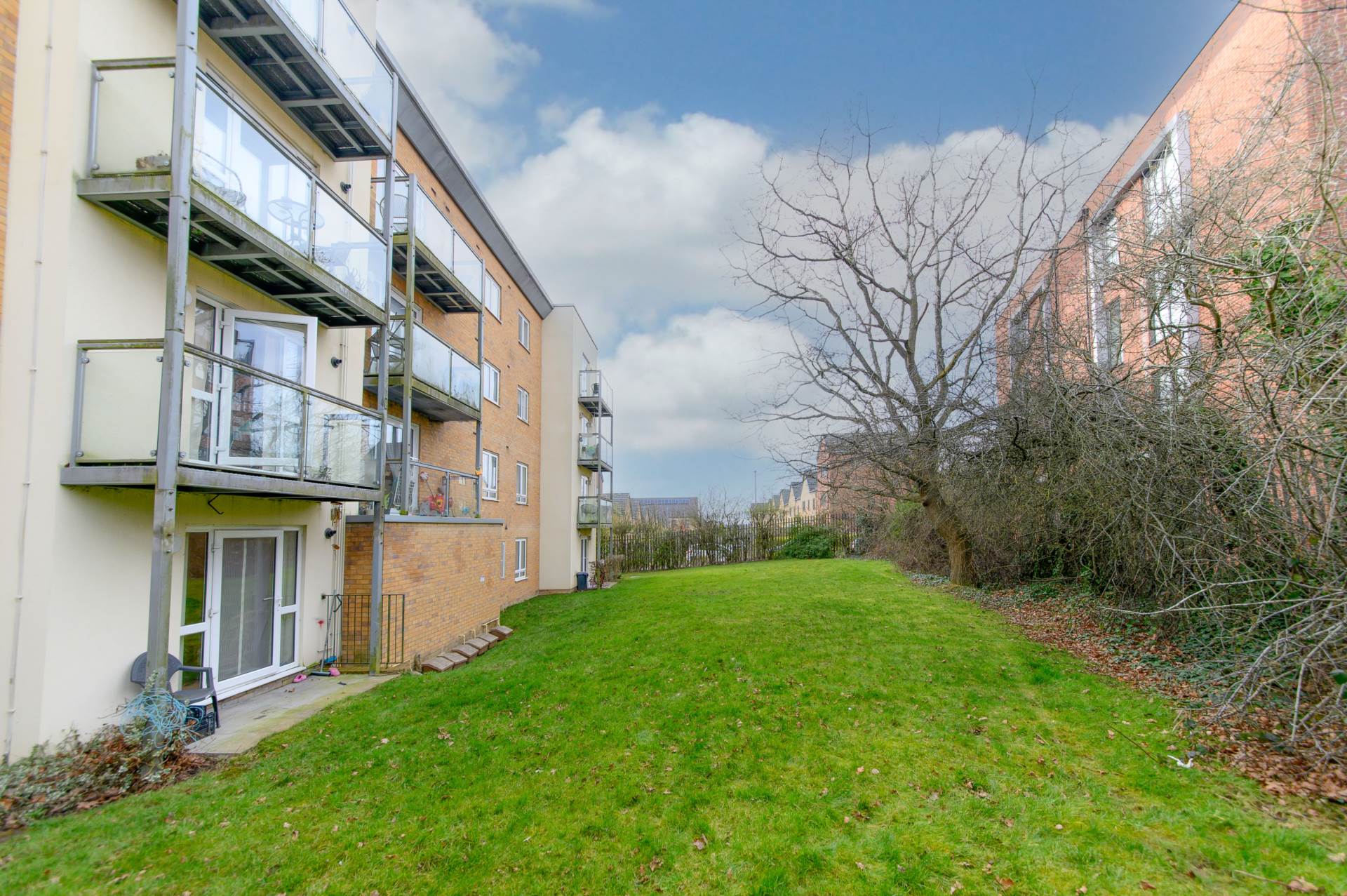 Additional Property Image 2 bedroom Flat for sale in Borehamwood 8