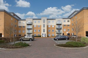 2 bedroom Flat for sale in Borehamwood