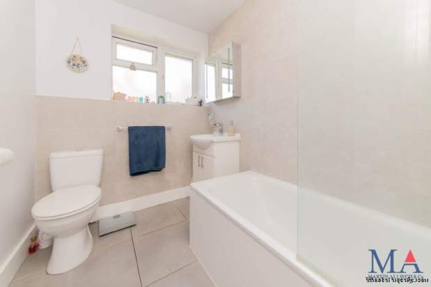 Additional Property Image 2 bedroom Maisonette for sale in Barnet 6