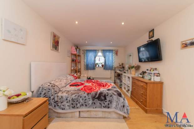 Additional Property Image 5 bedroom Semi Detached Bungalow for sale in Edgware 18