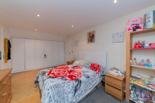 Additional Property Image 5 bedroom Semi Detached Bungalow for sale in Edgware 19