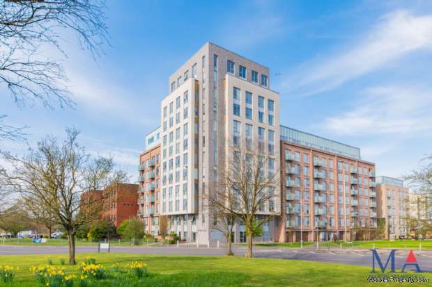 Additional Property Image 2 bedroom Flat for sale in Borehamwood 16