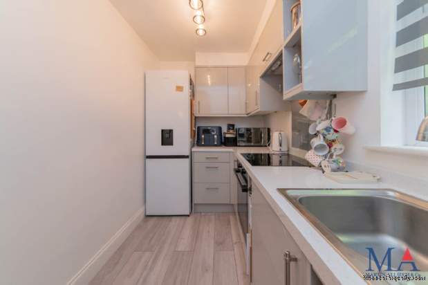 Additional Property Image 2 bedroom Flat for sale in Borehamwood 5