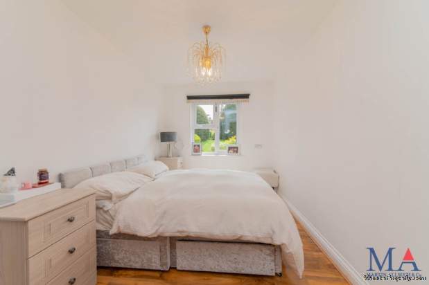 Additional Property Image 2 bedroom Flat for sale in Borehamwood 10