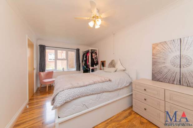 Additional Property Image 2 bedroom Flat for sale in Borehamwood 14