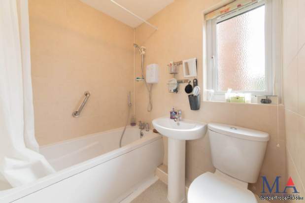 Additional Property Image 2 bedroom Flat for sale in Borehamwood 15