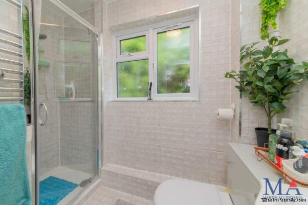 Additional Property Image 2 bedroom Flat for sale in Borehamwood 7