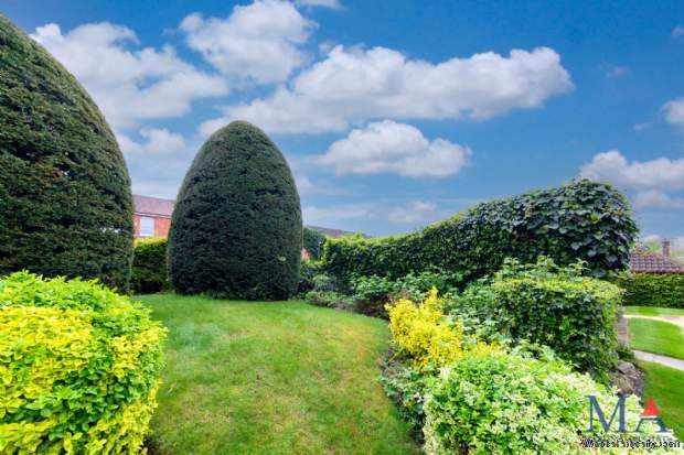 Additional Property Image 2 bedroom Flat for sale in Borehamwood 8