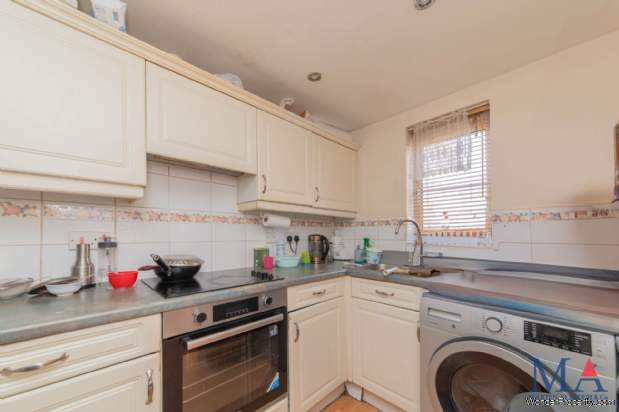 Additional Property Image 2 bedroom Flat for sale in Borehamwood 12