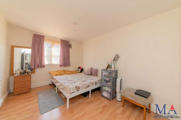 Additional Property Image 2 bedroom Flat for sale in Borehamwood 13