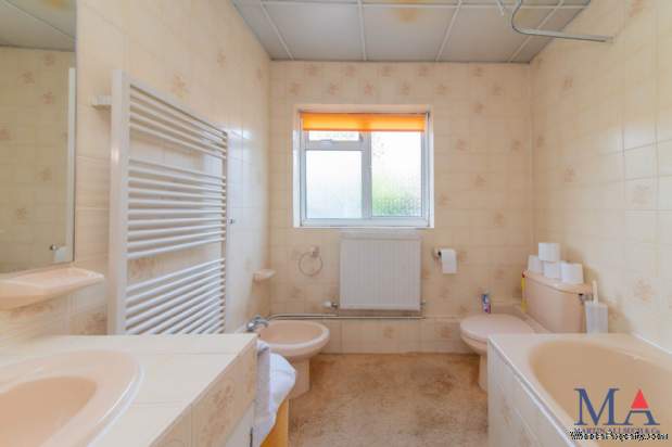 Additional Property Image 3 bedroom Detached for sale in Borehamwood 7