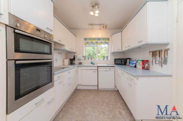 Additional Property Image 3 bedroom Detached for sale in Borehamwood 14