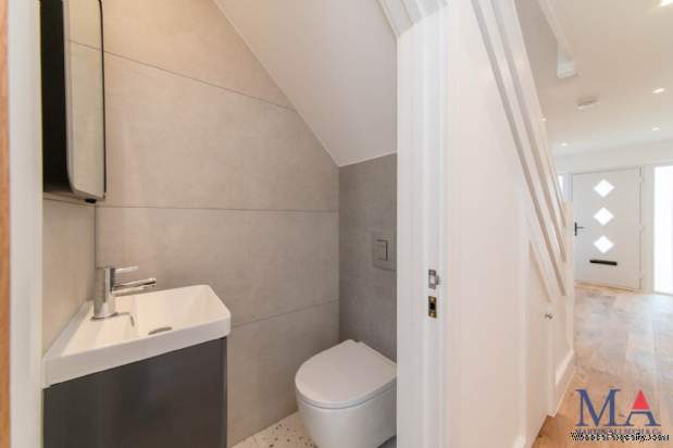 Additional Property Image 4 bedroom Terraced for sale in Borehamwood 7
