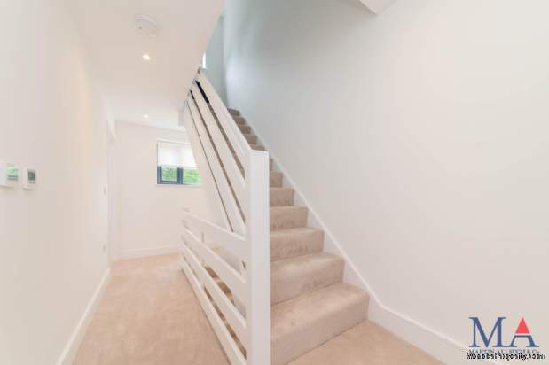 Additional Property Image 4 bedroom Terraced for sale in Borehamwood 17