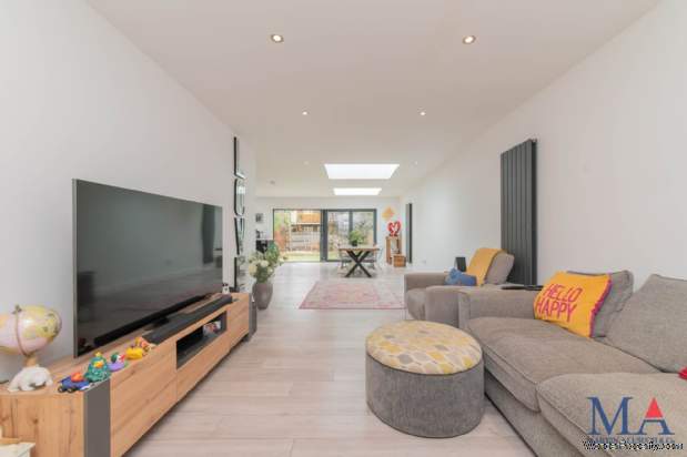 Additional Property Image 3 bedroom Detached for sale in Borehamwood 3