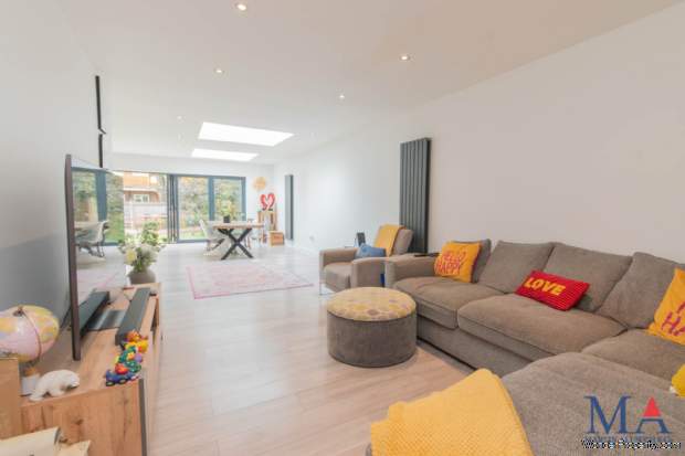 Additional Property Image 3 bedroom Detached for sale in Borehamwood 4