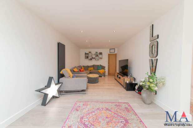 Additional Property Image 3 bedroom Detached for sale in Borehamwood 5