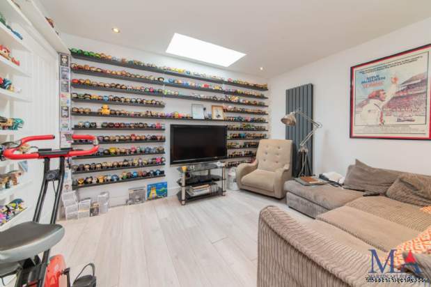 Additional Property Image 3 bedroom Detached for sale in Borehamwood 16