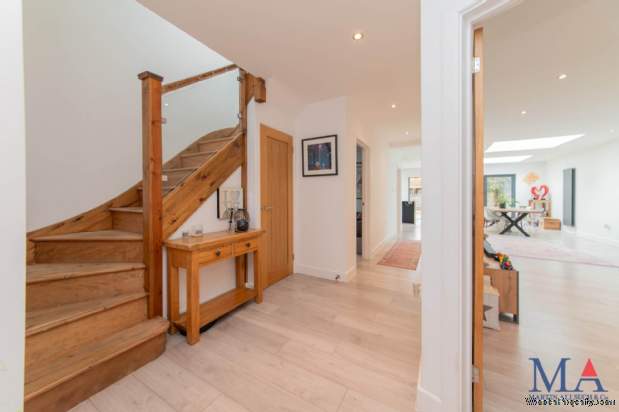 Additional Property Image 3 bedroom Detached for sale in Borehamwood 17