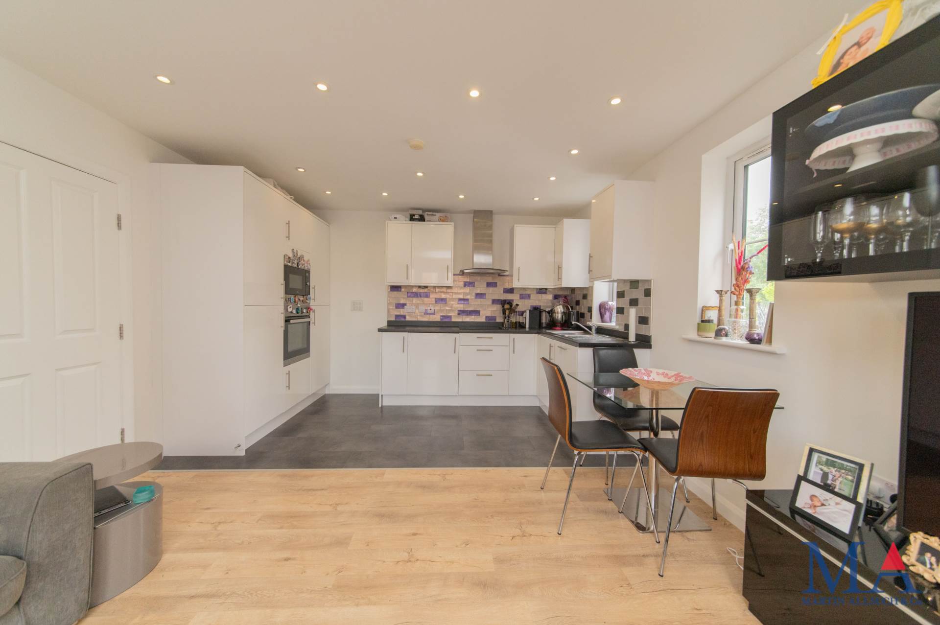Additional Property Image 2 bedroom Flat for sale in Borehamwood 2