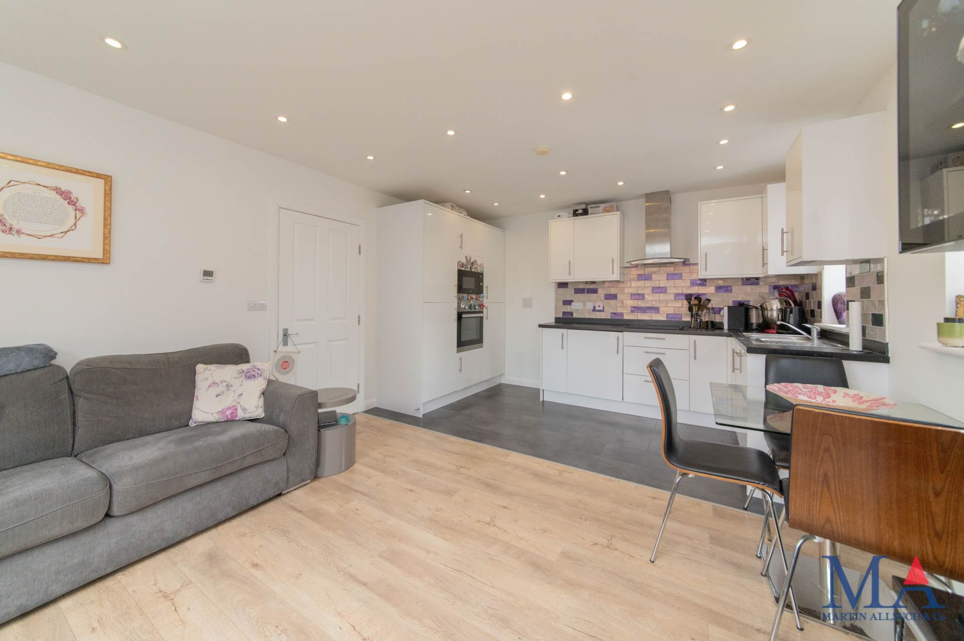 Additional Property Image 2 bedroom Flat for sale in Borehamwood 3