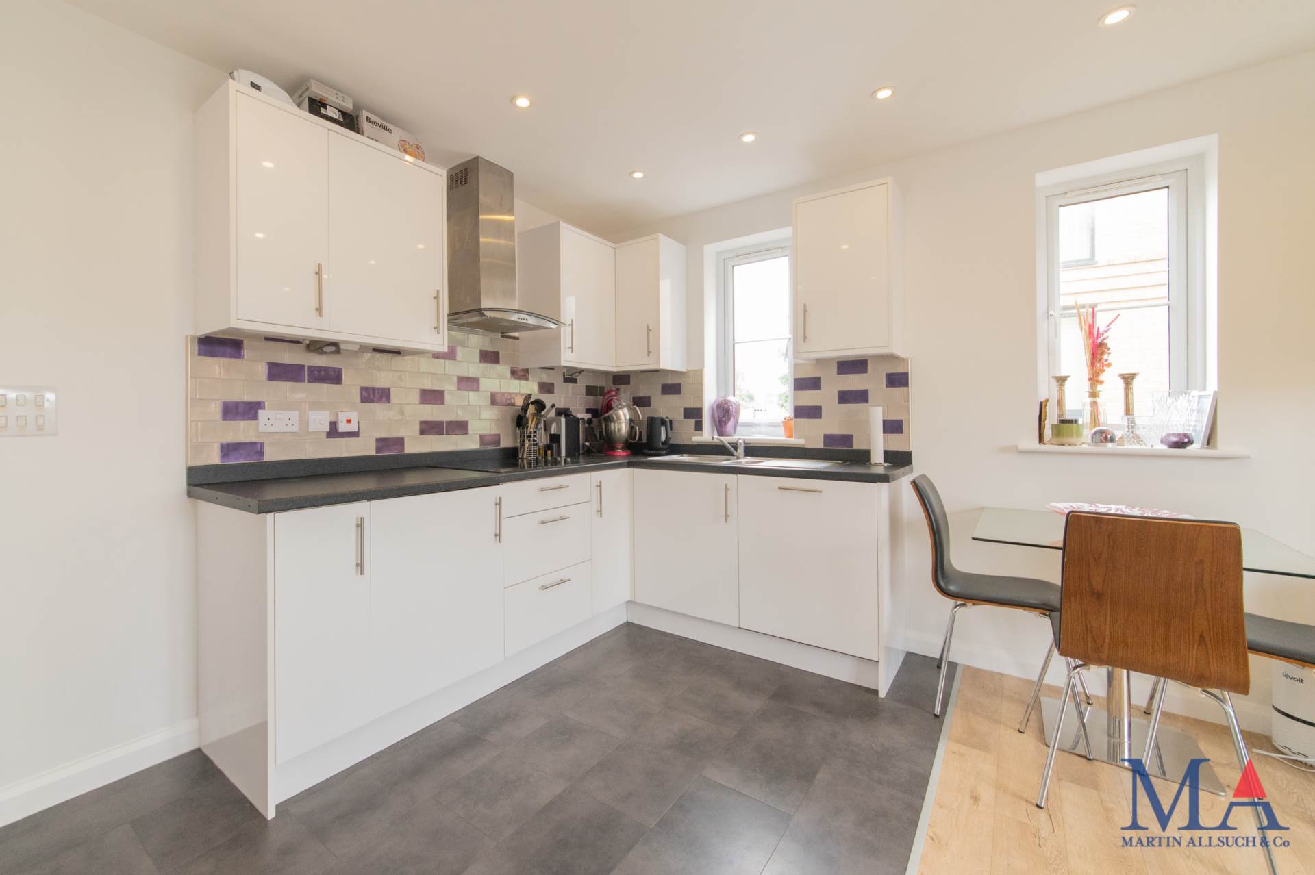 Additional Property Image 2 bedroom Flat for sale in Borehamwood 4
