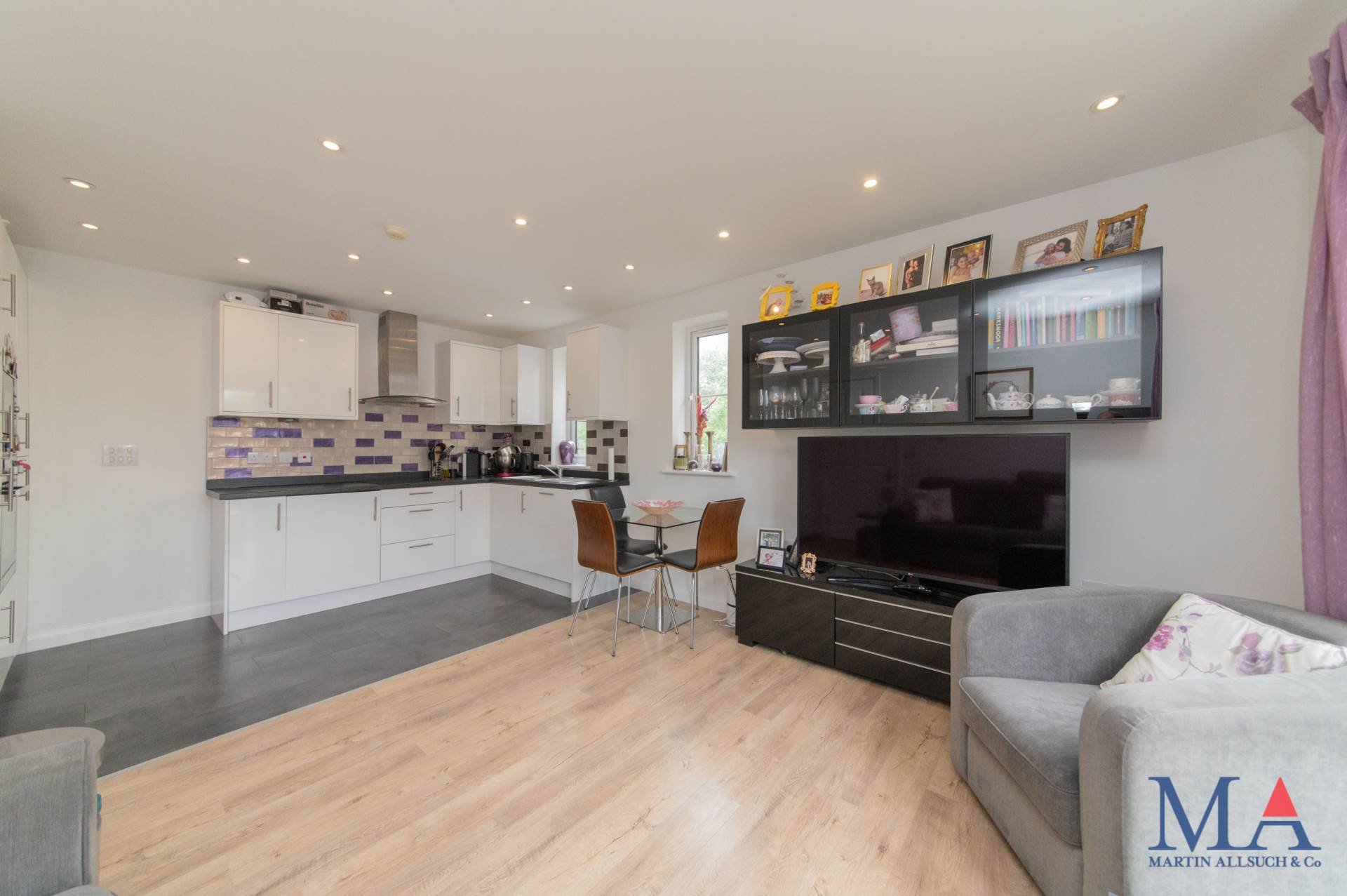 Additional Property Image 2 bedroom Flat for sale in Borehamwood 5