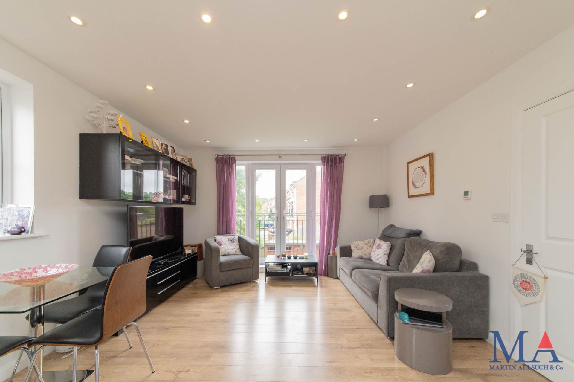 Additional Property Image 2 bedroom Flat for sale in Borehamwood 6