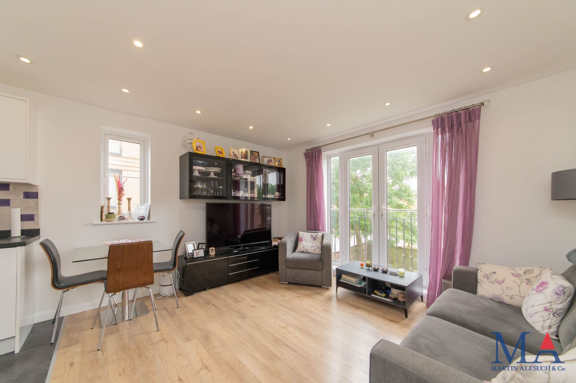 Additional Property Image 2 bedroom Flat for sale in Borehamwood 7